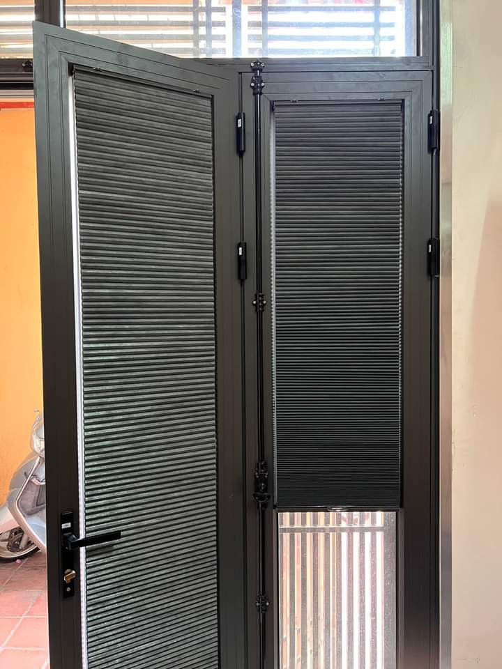 Rèm tổ ong trên kính